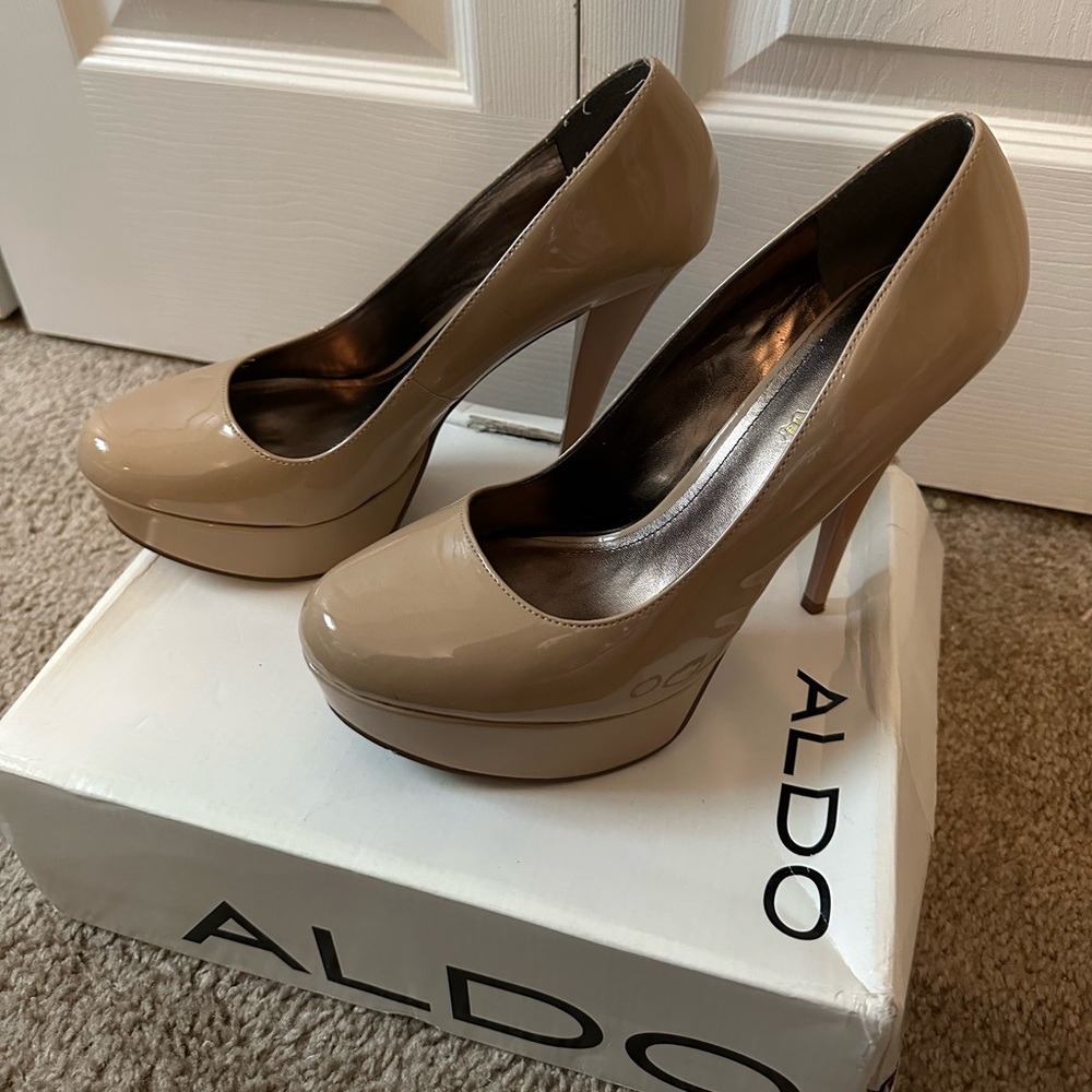 Aldo nude platform heel shoe. Woman’s 10.